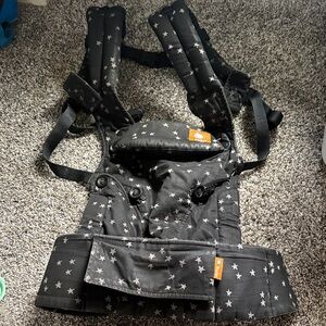 Tula Black and White Star Pattern Carrier